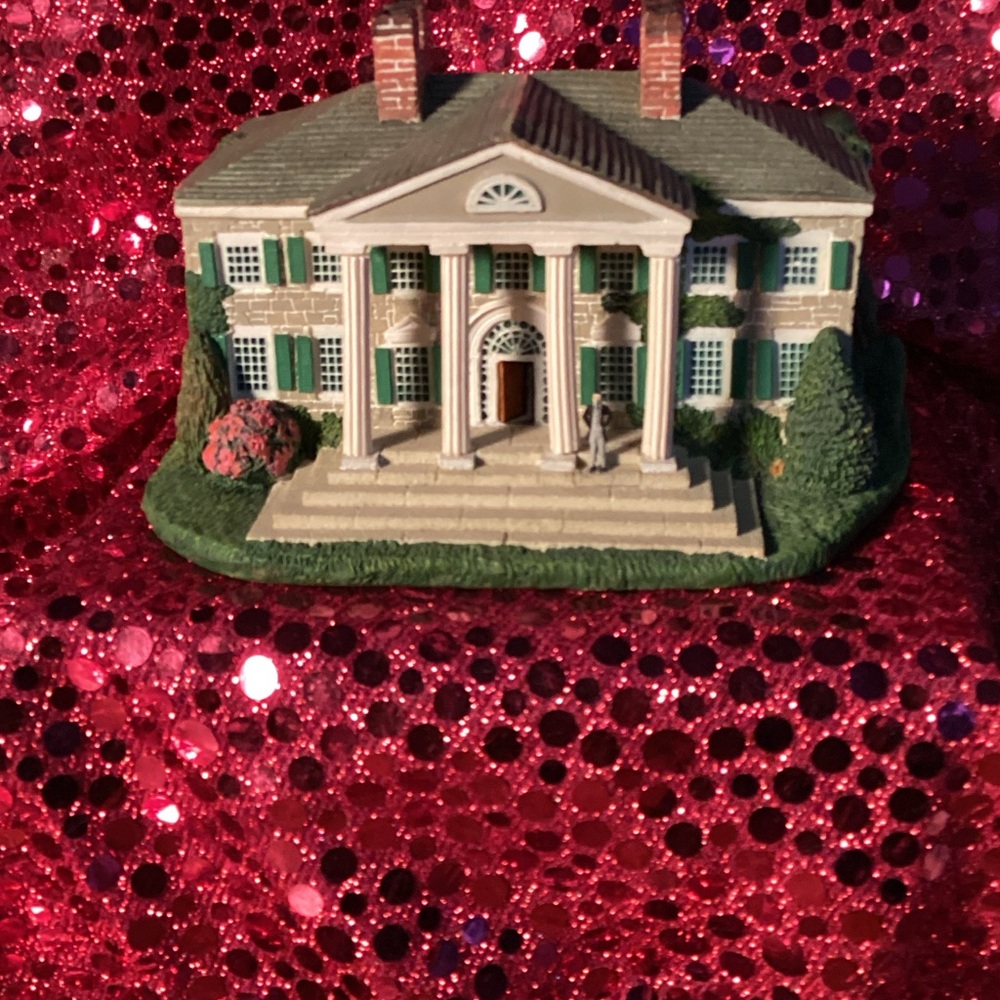 “Twelve Oaks”. Hawthorne, piece from Gone With The Wind series,